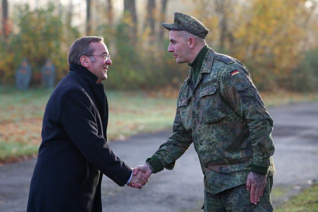 10 November 2025, North Rhine-Westphalia, Muenster: German Defense Minister Boris Pistorius arrives at the barracks of Homeland Security Regiment 2 in Muenster and is greeted by a first sergeant. Pistorius talks to the regiment's soldiers and visits the training company. Around 190 recruits are currently undergoing their new basic training there. Photo: Christoph Reichwein/dpa