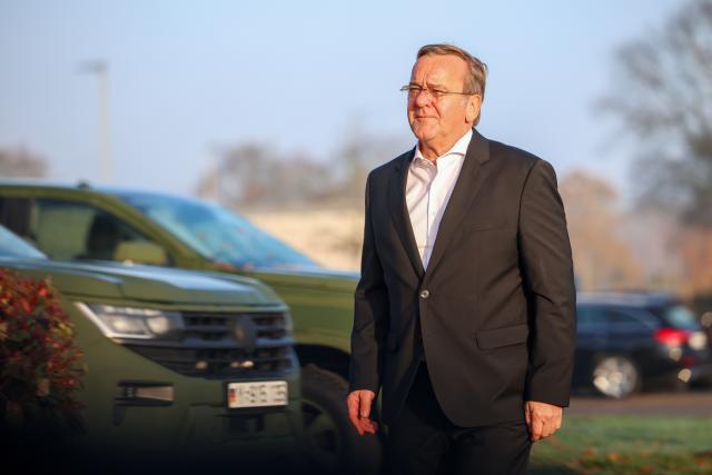 10 November 2025, North Rhine-Westphalia, Münster: German Defense Minister Boris Pistorius arrives at the barracks of Homeland Security Regiment 2 in Münster. Pistorius talks to the regiment's soldiers and visits the training company. Around 190 recruits are currently undergoing their new basic training there. Photo: Christoph Reichwein/dpa