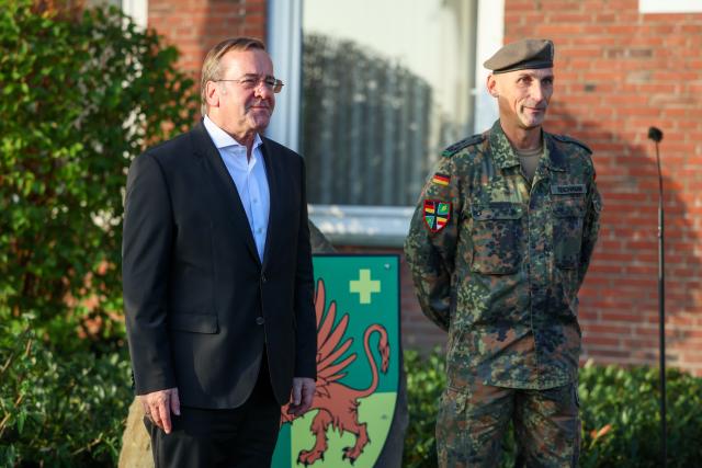 10 November 2025, North Rhine-Westphalia, Muenster: German Minister of Defense Boris Pistorius (L) stands next to Colonel Jens Teichmann, commander of Homeland Security Regiment 2, during the welcome at the barracks in Münster. Pistorius talks to soldiers of the regiment and visits the training company. Around 190 recruits are currently undergoing their new basic training there. Photo: Christoph Reichwein/dpa