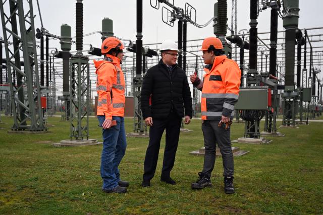 10 November 2025, Brandenburg, Potsdam: Federal Environment Minister Carsten Schneider (SPD, M) during a press excursion to the 50Hertz substation in Neuenhagen. Photo: Lilli Förter/dpa