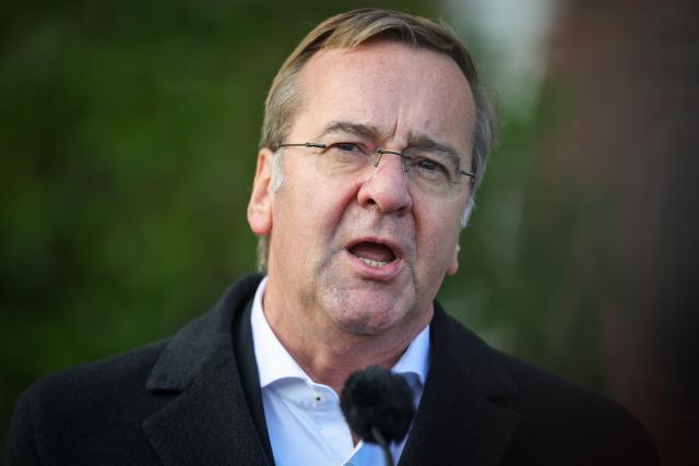 10 November 2025, North Rhine-Westphalia, Muenster: German Defense Minister Boris Pistorius gives a press statement during his visit to the Home Guard Regiment 2. Pistorius talks to soldiers of the regiment in the barracks and visits the training company. Around 190 recruits are currently undergoing their new basic training there. Photo: Christoph Reichwein/dpa