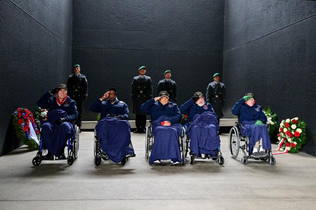 10 November 2025, Berlin: US veterans Hilbert 'Hibby' Margol (L-R), Enoch "Woody" Woodhouse, Frank Arthur Athanason, Gideon Kantor and Fred J. Nungesser Jr. sit in wheelchairs after a wreath-laying ceremony in front of the Federal Honor Memorial. The six former soldiers fought in the Second World War. Photo: Sebastian Christoph Gollnow/dpa