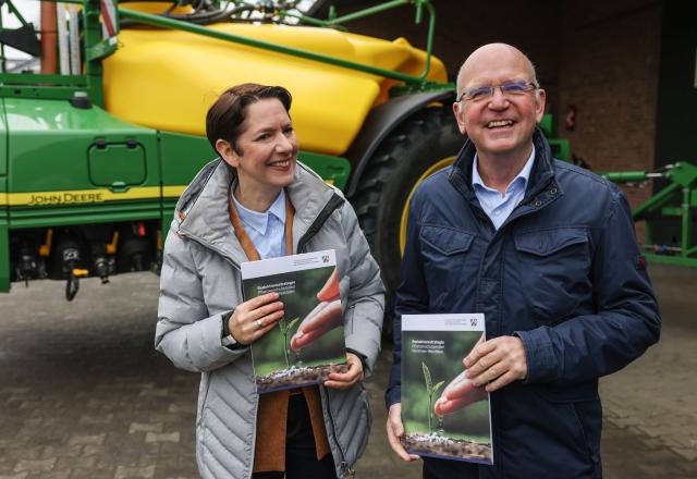 10 November 2025, North Rhine-Westphalia, Wuelfrath: Silke Gorissen (L), Minister of Agriculture in North Rhine-Westphalia, and Karl Werring, President of the North Rhine-Westphalia Chamber of Agriculture, present a new strategy for the use of pesticides in agriculture on a farm. The use of artificial intelligence is intended to reduce the use of pesticides in agriculture. Photo: Oliver Berg/dpa