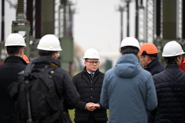 10 November 2025, Brandenburg, Potsdam: German Environment Minister Carsten Schneider during a press excursion to the 50Hertz substation in Neuenhagen. Photo: Lilli Förter/dpa