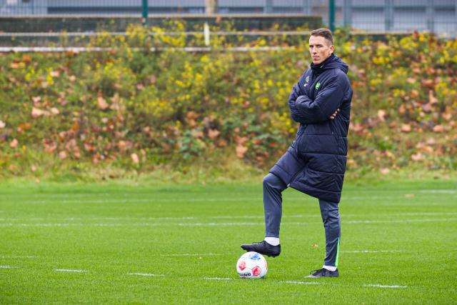 10 November 2025, Lower Saxony, Wolfsburg: VfL Wolfsburg Interim coach Daniel Bauer leads a training session. Photo: Moritz Frankenberg/dpa - IMPORTANT NOTE: In accordance with the regulations of the DFL German Football League and the DFB German Football Association, it is prohibited to utilize or have utilized photographs taken in the stadium and/or of the match in the form of sequential images and/or video-like photo series.