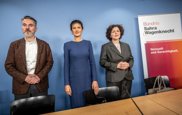 10 November 2025, Berlin: Sahra Wagenknecht (C), Federal Chairwoman of BSW Alliance Sahra Wagenknecht, between Fabio De Masi (L) and Amira Mohamad Ali, BSW Federal Chairwoman, at a press conference on the reorganization of the BSW. The new party leadership will then be elected at the BSW national party conference in Magdeburg. Photo: Michael Kappeler/dpa