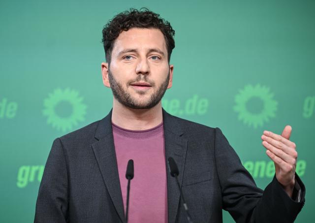 10 November 2025, Berlin: Felix Banaszak, Federal Chairman of Alliance 90/The Greens speaks at a press conference. Photo: Britta Pedersen/dpa