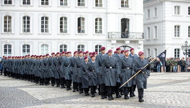 10 November 2025, Saarland, Saarbruecken: Soldiers line up on the forecourt of the Ludwigskirche in Saarbruecken for the ceremonial pledge to mark the 70th anniversary of the German Armed Forces (Bundeswehr). Photo: Laszlo Pinter/dpa