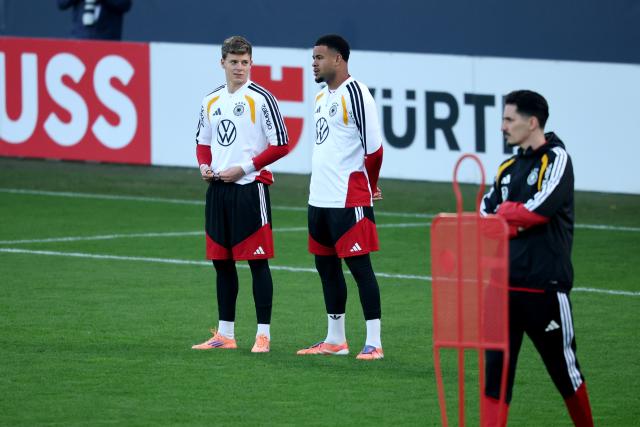 10 November 2025, Lower Saxony, Wolfsburg: Germany goalkeepers Finn Dahmen (L) and Noah Atubolu stand nect to Assistant coach Benjamin Huebner during a training session, ahead of FIFA World Cup Qualifier match against Luxembourg. Photo: Christian Charisius/dpa