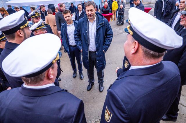 10 November 2025, Mecklenburg-Western Pomerania, Wolgast: German Minister of Finance Lars Klingbeil (C) speaks to customs staff at the Peenewerft shipyard during the completion ceremony for the customs ship "Friesland". Photo: Jens Büttner/dpa