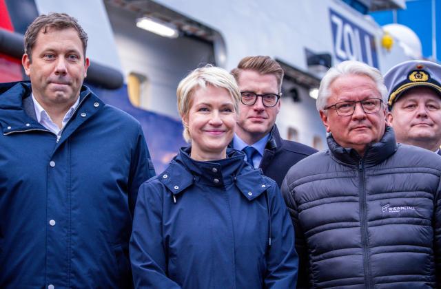 10 November 2025, Mecklenburg-Western Pomerania, Wolgast: (L-R) German Minister of Finance Lars Klingbeil, Minister President of Mecklenburg-Western Pomerania Manuela Schwesig and CEO of the Rheinmetall armaments group Armin Papperger stand in front of the customs ship "Friesland" at the Peene shipyard during the completion ceremony. Photo: Jens Büttner/dpa