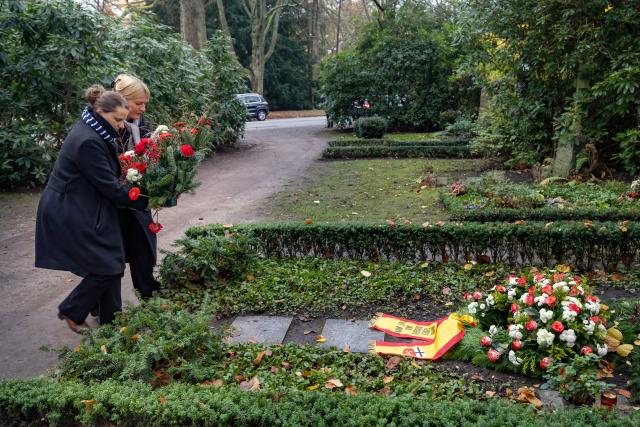 10 November 2025, Hamburg: Social Democratic Party of Germany (SPD) state chairwoman Melanie Leonhard (L) and the chairwoman of the SPD Hamburg-Nord Lena Otto lay flowers at Helmut Schmidt's grave in Ohlsdorf cemetery on the tenth anniversary of his death. Photo: Ulrich Perrey/dpa