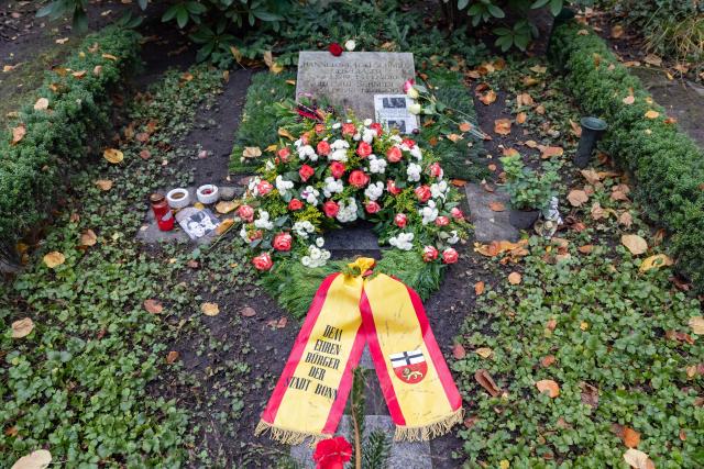 10 November 2025, Hamburg: A view of Helmut Schmidt's grave at the Ohlsdorf cemetery on the tenth anniversary of his death. Photo: Ulrich Perrey/dpa