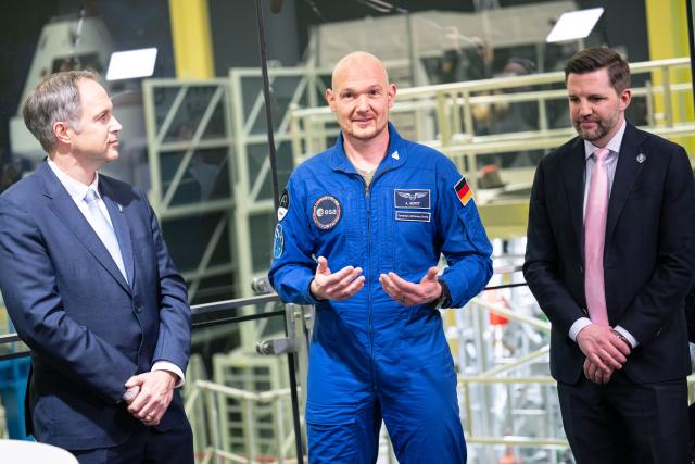 10 November 2025, Bremen: (L-R) Director of Manned and Robotic Exploration at ESA Daniel Neuenschwander, ESA astronaut Alexander Gerst and ESM team leader at ESA Jan-Henrik Horstmann stand in the Airbus factory in Bremen. The Airbus plant in Bremen is supplying the next important component for the planned moon landing. Photo: Sina Schuldt/dpa