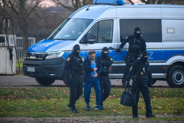 10 November 2025, Saxony-Anhalt, Magdeburg: Judicial officers lead Taleb al-Abdulmohsen to a helicopter on the grounds of the state riot police. The trial of Taleb al-Abdulmohsen, who drove over the Magdeburg Christmas market on December 20, 2024, began in the morning. Photo: Klaus-Dietmar Gabbert/dpa