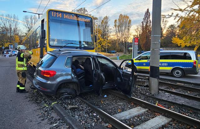 10 November 2025, Baden-Wuerttemberg, Stuttgart: A car stands on the tracks in front of a light rail vehicle at the scene of an accident. Photo: Andreas Rosar/dpa