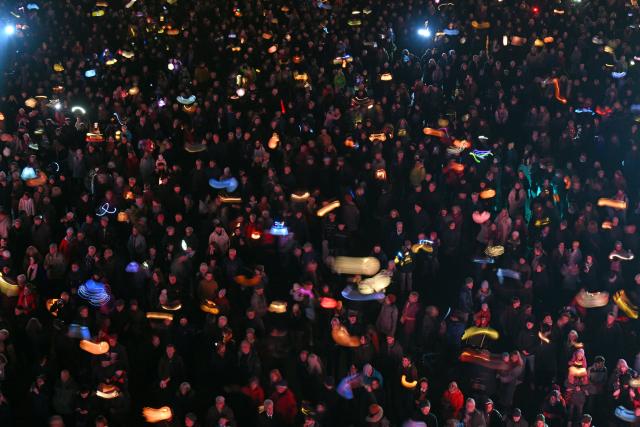 10 November 2025, Thuringia, Erfurt: People wave their lanterns in greeting at the St. Martin's Festival on Cathedral Square. The ecumenical celebration on November 10 commemorates Martin Luther and St. Martin as the city's patron saint. Photo: Martin Schutt/dpa