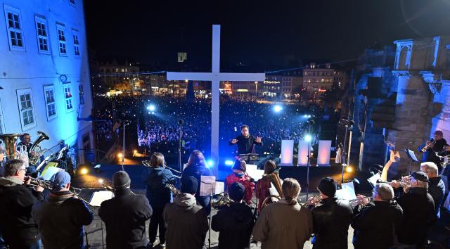 10 November 2025, Thuringia, Erfurt: Musicians accompany the St. Martin's festival on the cathedral square. The ecumenical celebration on November 10 commemorates Martin Luther and St. Martin as the city's patron saint. Photo: Martin Schutt/dpa