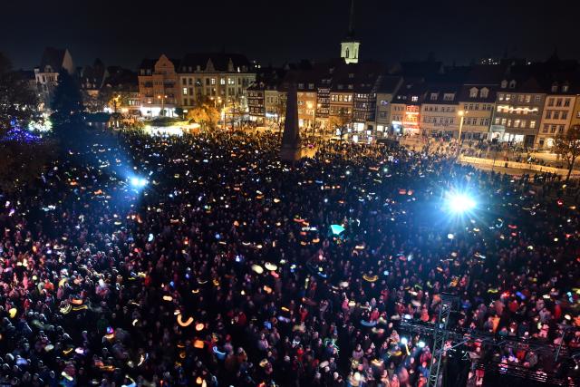 10 November 2025, Thuringia, Erfurt: People wave their lanterns in greeting at the St. Martin's Festival on Cathedral Square. The ecumenical celebration on November 10 commemorates Martin Luther and St. Martin as the city's patron saint. Photo: Martin Schutt/dpa