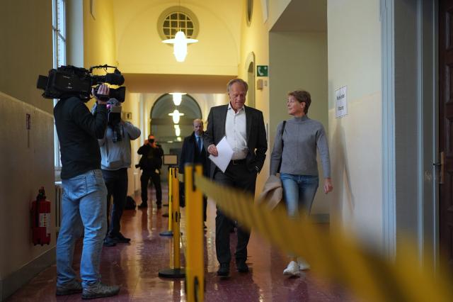 11 November 2025, Hamburg: Christina Block (R), German restaurateur and entrepreneur, and Gerhard Delling (2-R), former TV presenter and sports journalist, arrive at the courtroom in Hamburg district court in the trial for alleged child abduction. In a cloak-and-dagger operation on New Year's Eve 2023/24, two children of the gastronomy entrepreneur were taken from Denmark to Germany. The trial for the alleged abduction is taking place at Hamburg District Court, including against Block. Photo: Marcus Brandt/dpa