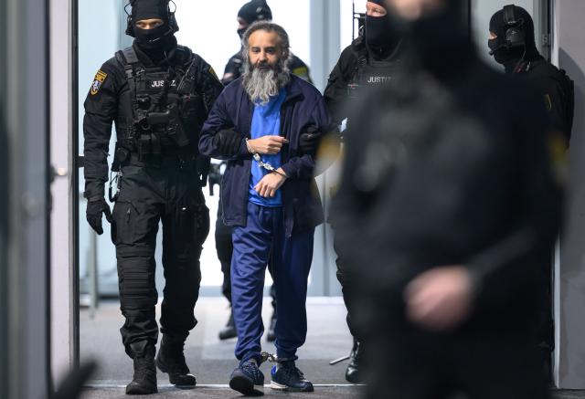 11 November 2025, Saxony-Anhalt, Magdeburg: The defendant Taleb al-Abdulmohsen is led into the hall of the temporary court building at Magdeburg Regional Court by court staff before the start of the second day of the trial. The public prosecutor's office accuses the man from Saudi Arabia of attempted murder in 338 cases. On December 20, 2024, Taleb al-Abdulmohsen drove into a crowd of people at the Magdeburg Christmas market. Five women and a child died in the attack and more than 300 people were injured. Photo: Hendrik Schmidt/dpa