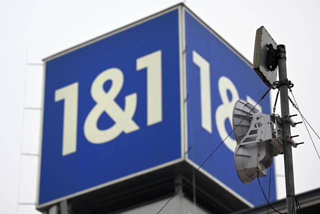 FILED - 08 December 2023, Rhineland-Palatinate, Montabaur: The logo of the telecommunications provider 1&1 stands on the roof of the company headquarters. 1&1 plans to officially launch its mobile services on Friday afternoon. At the end of September, 60 antenna sites were ready for cell phone connections; 200 are to be activated by the beginning of 2024. Photo: Federico Gambarini/dpa