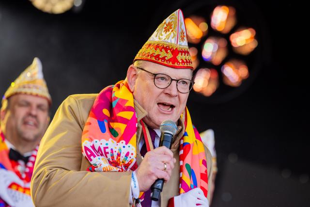 11 November 2025, North Rhine-Westphalia, Cologne: Lord Mayor of Cologne Torsten Burmester celebrates the start of the carnival season at Heumarkt. The carnival season began on 11.11. at 11:11 a.m. in the carnival strongholds. Photo: Rolf Vennenbernd/dpa