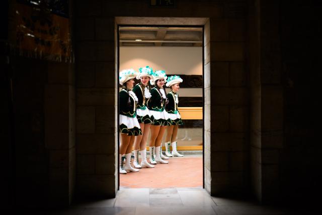 11 November 2025, Lower Saxony, Brunswick: Dancers from the Prinzenehrengarde stand at the carnival kick-off in the Old Town Hall. Photo: Julian Stratenschulte/dpa