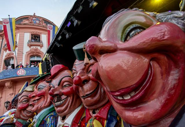 11 November 2025, Rhineland-Palatinate, Mainz: Several Schwellkoepfe (swollen heads), the oversized carnival masks or costumes that are a signature of the Mainz Carnival, stand in front of the stage at the start of carnival. Photo: Hannes P. Albert/dpa