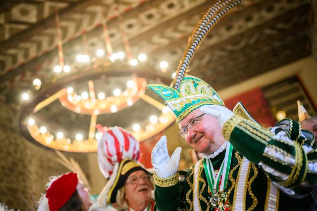 11 November 2025, Lower Saxony, Brunswick: Prince Andreas Markurth (Andreas II) from Hanover, a native of Braunschweig, stands at the carnival kick-off with the prince proclamation in the Old Town Hall. Photo: Julian Stratenschulte/dpa