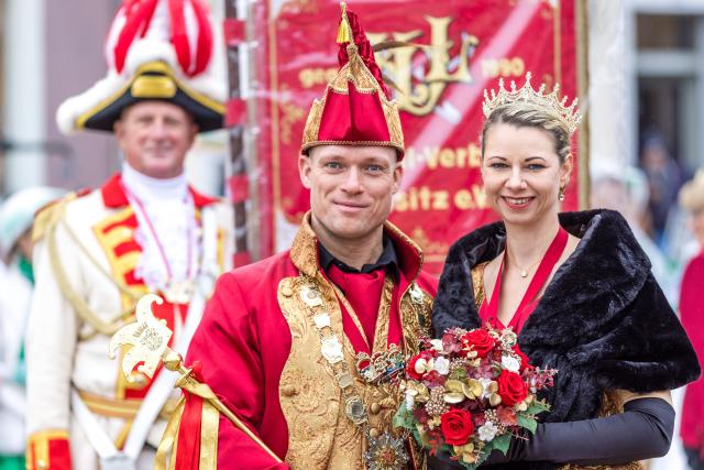 11 November 2025, Brandenburg, Cottbus: The prince and princess of Lusatia, Carsten I and Dajana I, wait for the start of the carnival kick-off, when the keys to the town hall are symbolically handed over to carnival representatives at 11.11 am. The city of Cottbus is regarded as the East German stronghold of carnival. Photo: Frank Hammerschmidt/dpa