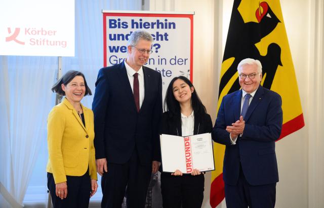 11 November 2025, Berlin: German President Frank-Walter Steinmeier (R) and Gabriele Woidelko (L), Head of History and Politics at the Koerber Foundation, award Hanshu Zhang from Year 12 at Buckhorn Grammar School in Hamburg and tutor Eilert Mittwollen one of the five first prizes for their work "The creation of a new border: the Hongkew ghetto" at the award ceremony for the Federal President's History Competition at Bellevue Palace. More than 6,720 pupils took part in the 29th Federal President's History Competition with a total of 2,289 entries, researching the competition theme "This far and no further! Borders in history". The first five prizes are endowed with 2,500 euros each. Photo: Bernd von Jutrczenka/dpa