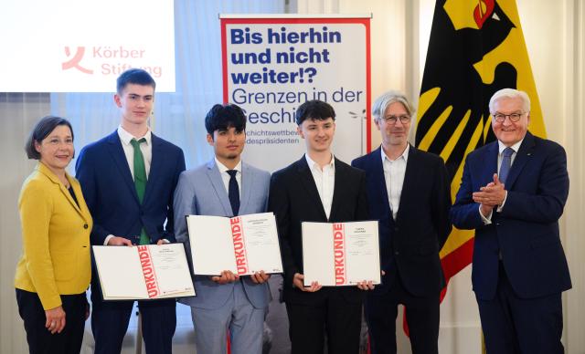 11 November 2025, Berlin: German President Frank-Walter Steinmeier (R) and Gabriele Woidelko (L), Head of History and Politics at the Koerber Foundation, award Theo Balthasar, Arthur Carlos Kirbach and Tudor Vostinar from the 12th grade at Bismarck-Gymnasium in Karlsruhe (Baden-Wuerttemberg) and tutor Tobias Markowitsch one of the five first prizes for their work "Otto Lehmann - Grenzgaenger der Wissenschaft" at the award ceremony for the Federal President's History Competition at Bellevue Palace. More than 6,720 pupils took part in the 29th Federal President's History Competition with a total of 2,289 entries, researching the competition theme "This far and no further! Borders in history". The first five prizes are endowed with 2,500 euros each. Photo: Bernd von Jutrczenka/dpa