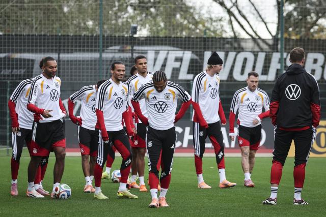 11 November 2025, Lower Saxony, Wolfsburg: German National team coach Julian Nagelsmann (R) leads the team's training session ahead of the FIFA World Cup European qualifying soccer match against Slovakia. Photo: Christian Charisius/dpa