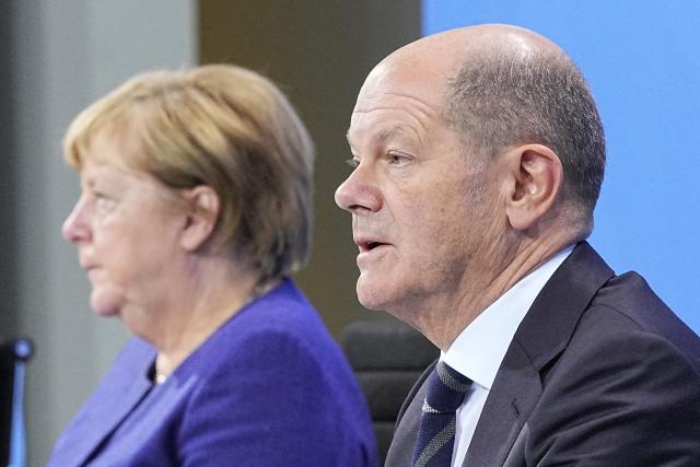 FILED - 18 November 2021, Berlin: The then acting German Chancellor Angela Merkel and then Minister of Finance, Olaf Scholz, hold a press conference in Berlin. Photo: Michael Kappeler/dpa POOL/dpa