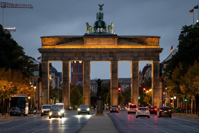 FILED - 06 October 2025, Berlin: A view of the Brandenburg Gate in the early morning in Berlin. Photo: Fabian Sommer/dpa