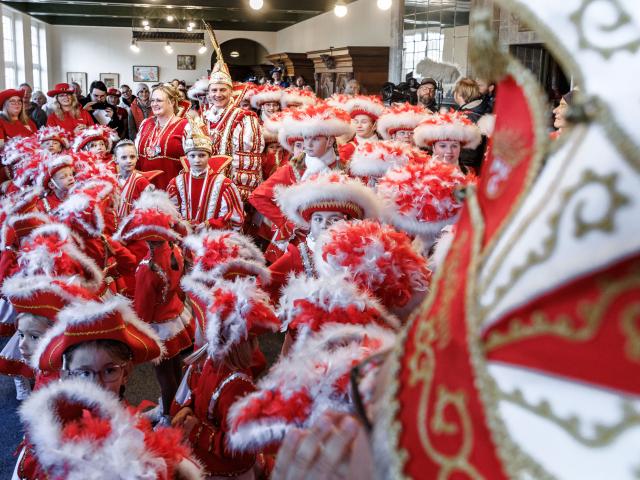 11 November 2025, Schleswig-Holstein, Marne: This year's prince and princess Anja III and Bjoern I stand between the youngest members of the Marner Karnevalsgesellschaft MKG marching band during the start of the carnival season at the town hall. Photo: Markus Scholz/dpa
