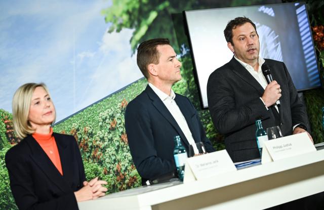 11 November 2025, Berlin: (L-R) VP Google Cloud Northern Europe Marianne Janik, Head of Germany and VP Google Central Europe Philipp Justus and German Minister of Finance Lars Klingbeil speak at the presentation of the Google investment plan for Germany. Photo: Britta Pedersen/dpa