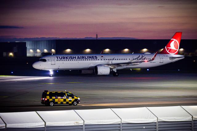 11 November 2025, Lower Saxony, Langenhagen: A Turkish Airlines plane taxis over the airfield at Hanover-Langenhagen Airport after landing. Afghans who have been accepted for admission are said to have arrived in Hanover on a scheduled flight. Photo: Moritz Frankenberg/dpa