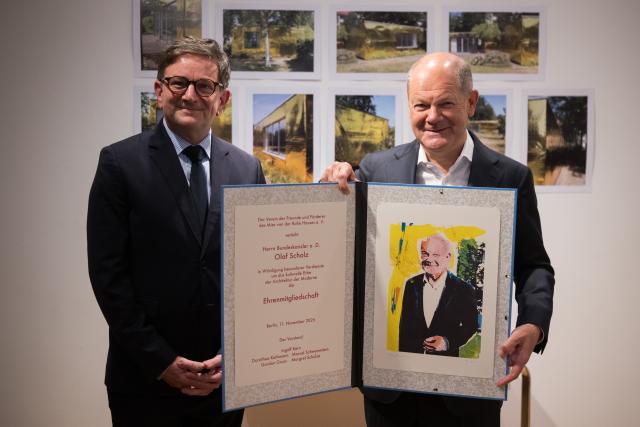 11 November 2025, Berlin: Former German Chancellor Olaf Scholz receives the the award of honorary membership of the Friends of the Mies van der Rohe House from Chairman of the Friends of the Mies van der Rohe House Ingolf Kern in the Mies van der Rohe House. Photo: Sebastian Christoph Gollnow/dpa - ACHTUNG: Nur zur redaktionellen Verwendung im Zusammenhang mit der aktuellen Berichterstattung und nur mit vollständiger Nennung des vorstehenden Credits
