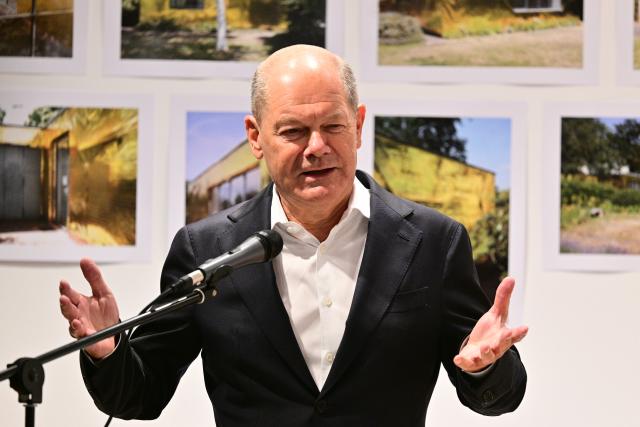 11 November 2025, Berlin: Former German Chancellor Olaf Scholz speaks during the awarding of honorary membership of the Friends of the Mies van der Rohe House to him and the long-time director of the Mies van der Rohe House in the Mies van der Rohe House. Photo: Sebastian Christoph Gollnow/dpa - ACHTUNG: Nur zur redaktionellen Verwendung im Zusammenhang mit der aktuellen Berichterstattung und nur mit vollständiger Nennung des vorstehenden Credits