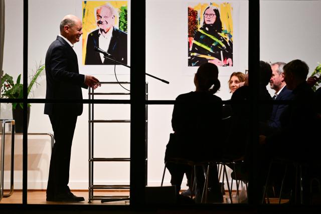 11 November 2025, Berlin: Former German Chancellor Olaf Scholz (L) speaks during the awarding of honorary membership of the Friends of the Mies van der Rohe House to him and the long-time director of the Mies van der Rohe House in the Mies van der Rohe House. Photo: Sebastian Christoph Gollnow/dpa - ACHTUNG: Nur zur redaktionellen Verwendung im Zusammenhang mit der aktuellen Berichterstattung und nur mit vollständiger Nennung des vorstehenden Credits