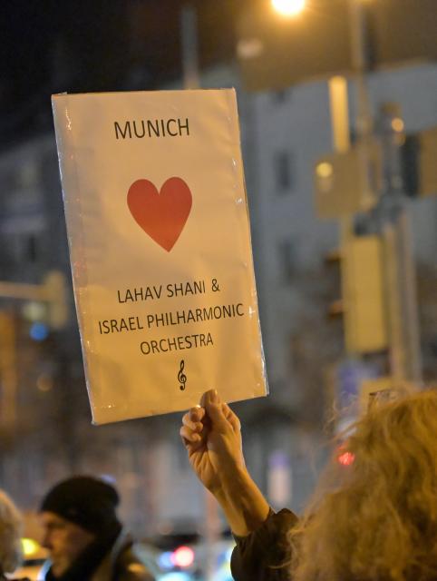 11 November 2025, Bavaria, Munich: A demonstrator holds a sign with expressions of solidarity at the rally of the "Munich is colorful" alliance against anti-Semitism, following recent protests and actions against performances by the Israel Philharmonic Orchestra with its music director Lahav Shani against the backdrop of the Gaza war. Photo: Malin Wunderlich/dpa