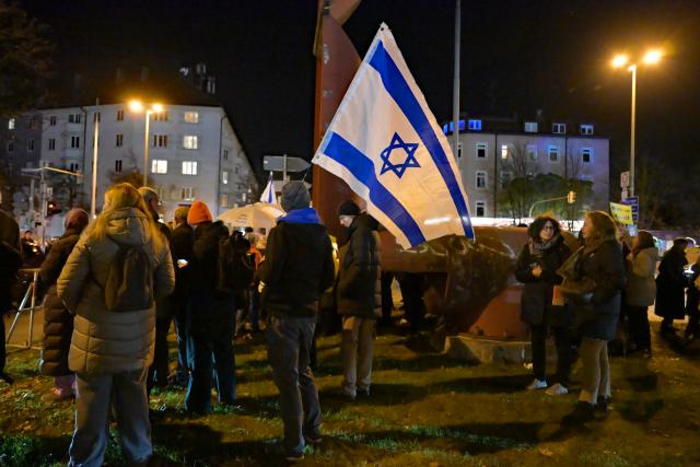 11 November 2025, Bavaria, Munich: A demonstrator holds an Israeli flag at the rally of the "Munich is colorful" alliance against anti-Semitism, following recent protests and actions against performances by the Israel Philharmonic Orchestra with its music director Lahav Shani against the backdrop of the Gaza war. Photo: Malin Wunderlich/dpa