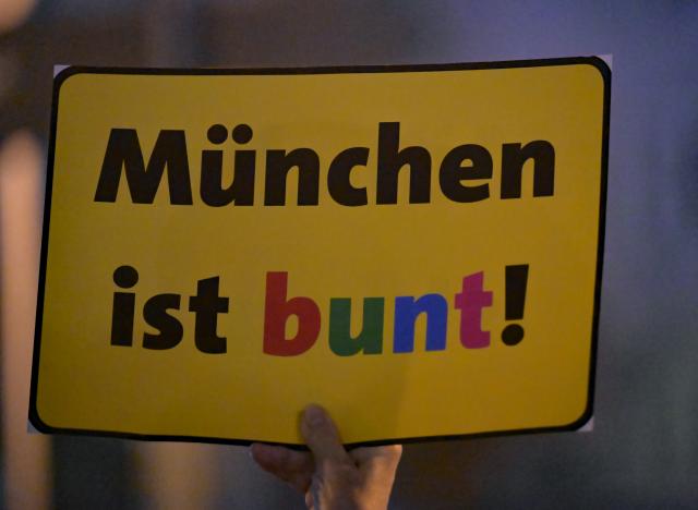 11 November 2025, Bavaria, Munich: A demonstrator holds a sign reading "Munich is colorful!" at the solidarity rally of the "Munich is colorful" alliance against anti-Semitism, following recent protests and actions against performances by the Israel Philharmonic Orchestra with its music director Lahav Shani against the backdrop of the Gaza war. Photo: Malin Wunderlich/dpa