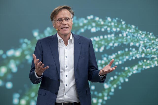 12 November 2025, Bavaria, Neubiberg: Jochen Hanebeck, CEO of Infineon Technologies AG, speaks during the presentation of the semiconductor company's annual figures for 2025. Photo: Peter Kneffel/dpa