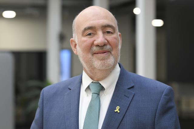 12 November 2025, Berlin: Ron Prosor, Israeli Ambassador to Germany, is in the newsroom of the German Press Agency dpa for an interview. Photo: Jens Kalaene/dpa