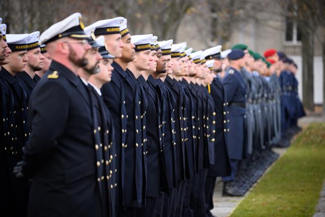 12 November 2025, Berlin: Bundeswehr recruits stand between the German Bundestag and the Federal Chancellery during the ceremonial pledge as a central event to mark the 70th anniversary of the German Armed Forces (Bundeswehr) at the Bundesforum. On 12 November 1955, the then Minister of Defense, Blank, presented the first 101 volunteers with their certificates of appointment to mark the founding of the Bundeswehr. Photo: Bernd von Jutrczenka/dpa