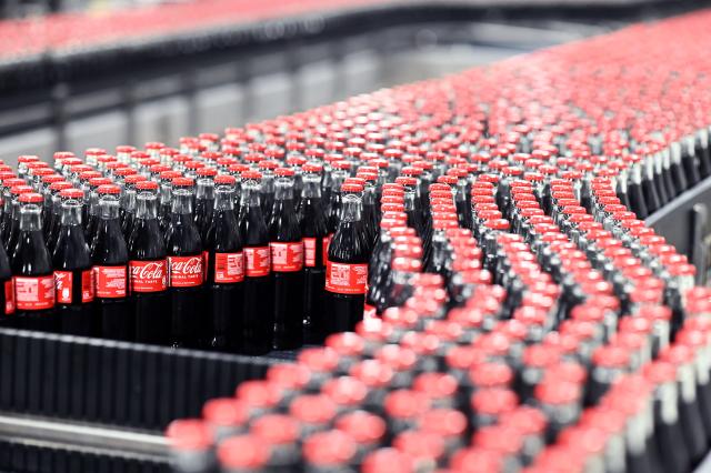 FILED - 04 August 2023, Baden-Württemberg, Mannheim: Coca-Cola glass bottles are transported on a conveyor belt at the Mannheim production site of Coca-Cola Europacific Partners - CCEP Deutschland GmbH. Photo: Uli Deck/dpa