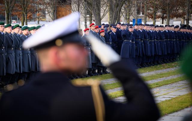 12 November 2025, Berlin: Bundeswehr soldiers and recruits stand between the German Bundestag and the Federal Chancellery at the Bundesforum during the solemn pledge ceremony to mark the 70th anniversary of the German Armed Forces (Bundeswehr) at the Bundesforum. On 12 November 1955, the then Minister of Defense, Blank, presented the first 101 volunteers with their certificates of appointment to mark the founding of the Bundeswehr. Photo: Bernd von Jutrczenka/dpa